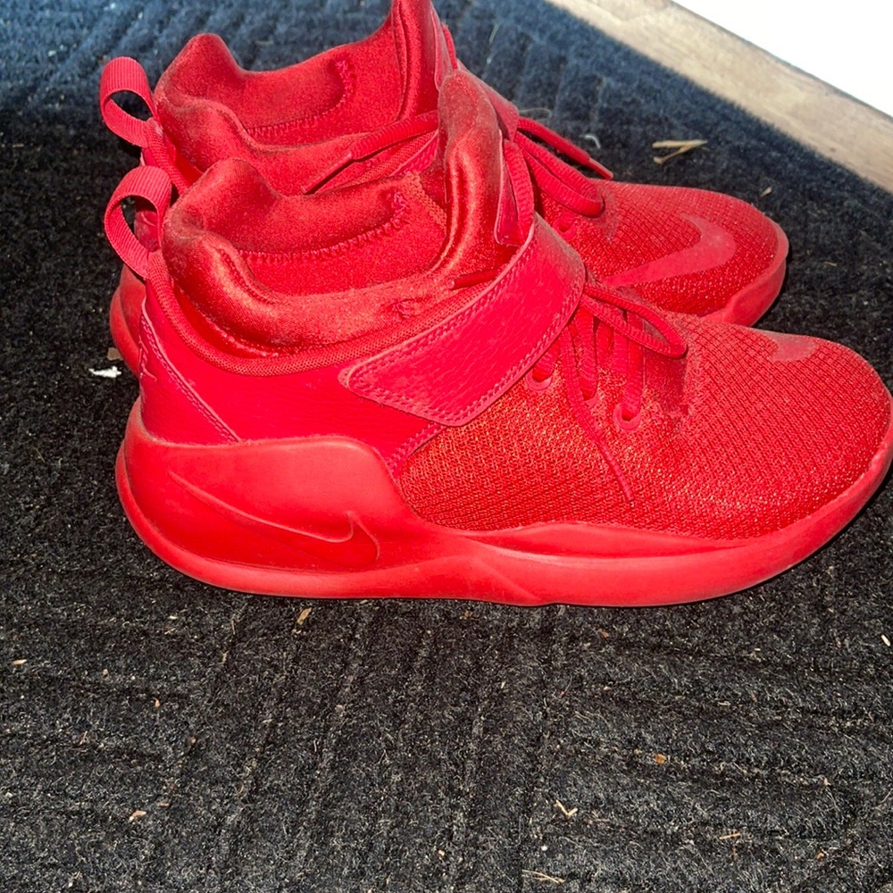 Nike boys size 5.5 sneakers